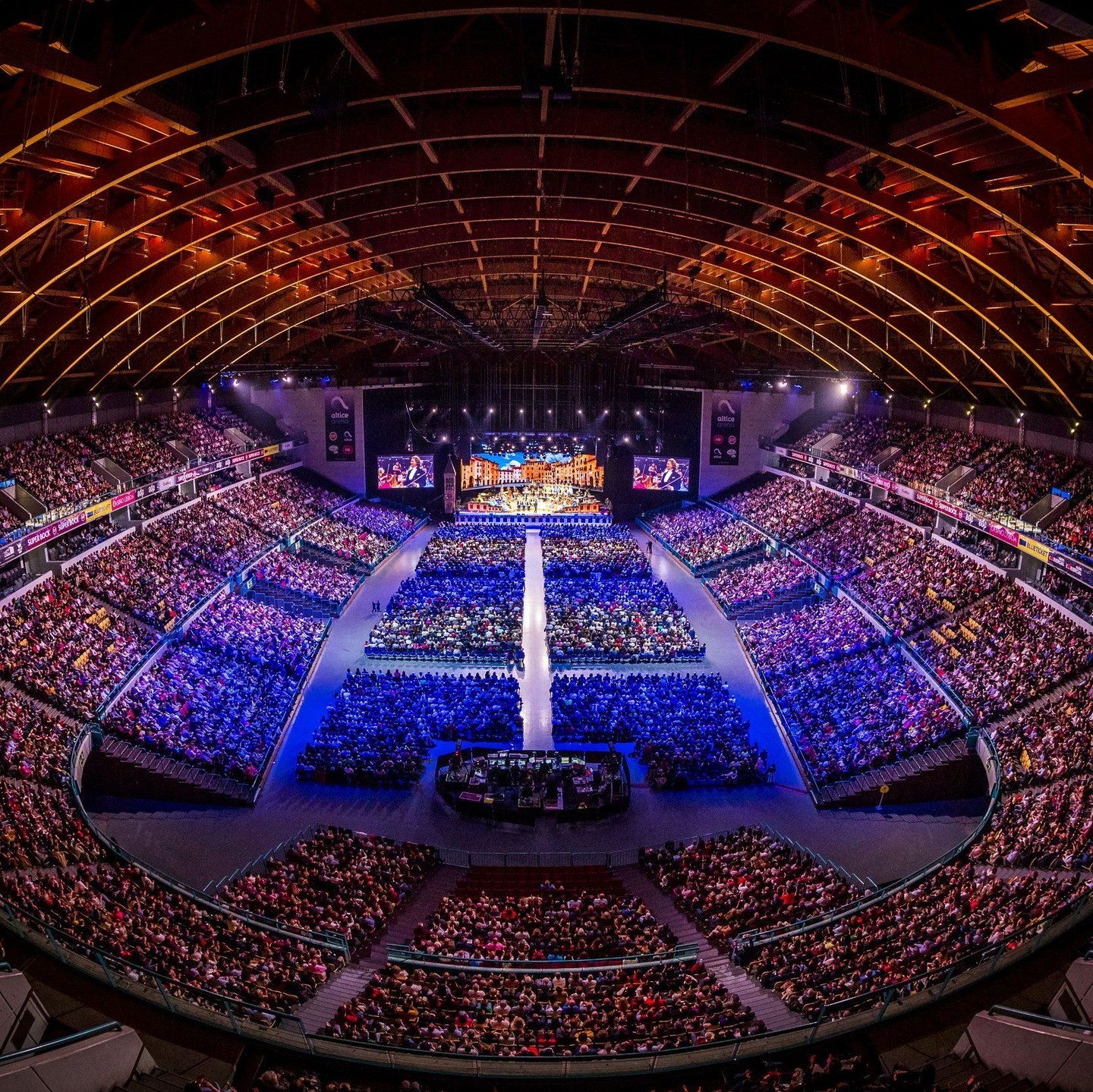 Praça Vrijthof em Maastricht ao entardecer, palco tradicional dos concertos